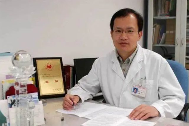 胸外科学界的领军人物、顶级专家 李简教授.png